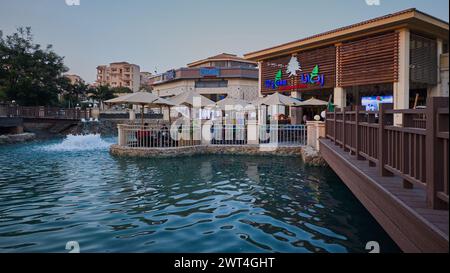 South Park Madinaty dans le deuxième nouveau Caire, Egypte avec beaucoup de délicieux restaurants et options de restauration, de beaux lacs forestiers, et un parc à thème. Banque D'Images