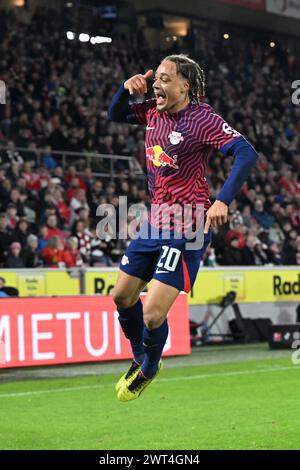 Cologne, Allemagne. 15 mars 2024. Football : Bundesliga, 1. FC Köln - RB Leipzig, Journée 26 au RheinEnergieStadion, Xavi Simons de Leipzig célèbre son objectif de faire 0:1. NOTE IMPORTANTE : conformément aux règlements de la DFL German Football League et de la DFB German Football Association, il est interdit d'exploiter ou de faire exploiter des photographies prises dans le stade et/ou du match sous forme d'images séquentielles et/ou de séries de photos de type vidéo. Crédit : Federico Gambarini/dpa/Alamy Live News Banque D'Images