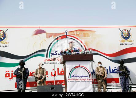 Sanaa, Yémen. 15 mars 2024. Yahya Sarea (C), porte-parole de l’armée houthie, fait une déclaration lors d’un rassemblement à Sanaa, au Yémen, le 15 mars 2024. Les forces armées houthis du Yémen ont déclaré vendredi qu'elles avaient lancé de nouvelles attaques ciblant un navire israélien et un navire de guerre américain en mer Rouge. Crédit : Mohammed Mohammed/Xinhua/Alamy Live News Banque D'Images