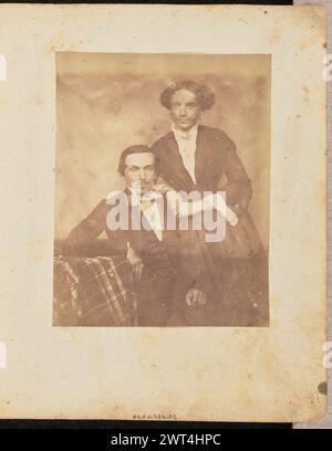 Portrait d'un homme et d'une femme. Jakob Höflinger, photographe (Suisse, 1819 - 1898) vers les années 1850 Portrait d'un homme assis avec un bras reposant sur une table couverte d'une nappe à carreaux. Une femme se tient à côté de lui, appuyée contre son compagnon et reposant son bras sur son épaule. Banque D'Images