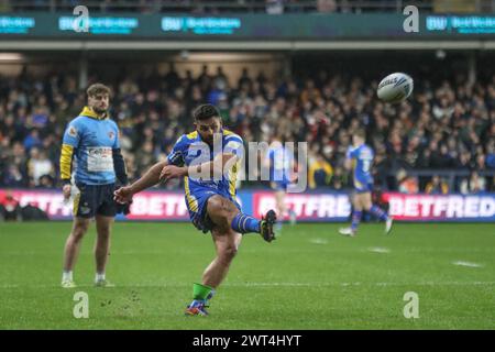 Leeds, Royaume-Uni. 15 mars 2024. Rhyse Martin de Leeds Rhinos se convertit pour un but lors du match de la Betfred Super League Round 5 Leeds Rhinos vs St Helens au Headingley Stadium, Leeds, Royaume-Uni, le 15 mars 2024 (photo par Alfie Cosgrove/News images) à Leeds, Royaume-Uni le 15/03/2024. (Photo par Alfie Cosgrove/News images/SIPA USA) crédit : SIPA USA/Alamy Live News Banque D'Images