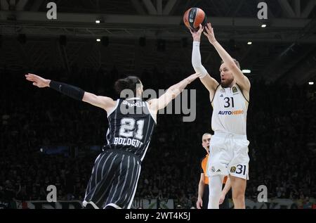 Bologne, Italie. 15 mars 2024. Dzanan Musa (Real Madrid) en action contrecarré par Tornike Shengelia (Segafredo Virtus Bologna) lors du match du championnat de basket-ball Euroleague Segafredo Virtus Bologna vs Real Madrid. Bologne, le 15 mars 2024 à Segafredo Arena crédit : Agence photo indépendante/Alamy Live News Banque D'Images