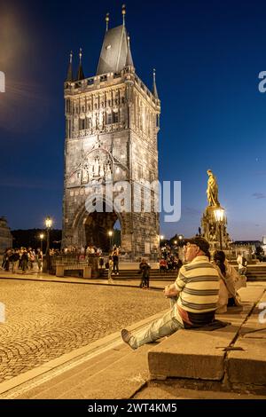 Vue nocturne de la tour sur le pont Charles. Praga, République tchèque. Banque D'Images