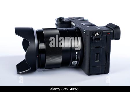 APS-C appareil photo Sony a6700 sans miroir avec l'objectif Sony FE 28 mm F2 fixé isolé sur blanc. Photographie prise le 14 mars 2024 en Espagne. Banque D'Images