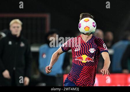 Cologne, Allemagne. 15 mars 2024. Football : Bundesliga, 1. FC Köln - RB Leipzig, Journée 26 au RheinEnergieStadion, Dani Olmo de Leipzig est en tête du ballon. NOTE IMPORTANTE : conformément aux règlements de la DFL German Football League et de la DFB German Football Association, il est interdit d'utiliser ou de faire utiliser des photographies prises dans le stade et/ou du match sous forme d'images séquentielles et/ou de séries de photos de type vidéo. Crédit : Federico Gambarini/dpa/Alamy Live News Banque D'Images