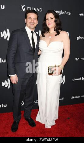 BEVERLY HILLS, CALIFORNIE - 14 MARS : (de gauche à droite) Jason Ritter et Melanie Lynskey assistent à la 35e cérémonie annuelle des GLAAD Media Awards au Beverly Hilton Hotel on Banque D'Images