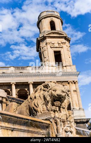 Détail d'un lion dans la fontaine Saint Sulpice ou 'des quatre évêques' sur la place Saint-Sulpice, conçu par l'architecte Joachim Visconti, Paris, France Banque D'Images