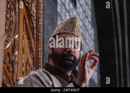 Srinagar, Inde. 15 mars 2024. 15 mars 2024, Srinagar, Inde : le chef Cleric Mirwaiz Umar Farooq prononce les sermons du vendredi le premier vendredi du Ramadan à Srinagar. Les musulmans du monde entier marquent le mois sacré du Ramadan, lorsque les fidèles jeûnent de l'aube au crépuscule. Le 15 mars 2024, Srinagar, Inde. (Photo de Firdous Nazir/ crédit : Eyepix Group/Alamy Live News Banque D'Images