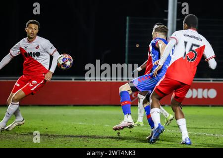 Utrecht, pays-Bas. 15 mars 2024. UTRECHT, 15-03-2024, Zoudenbalch, Keuken Kampioen Divisie, football néerlandais, saison 2023/2024, pendant le match Jong Utrecht - Emmen, FC Emmen joueur Mike te Wierik points 2-2 crédit : Pro Shots/Alamy Live News Banque D'Images