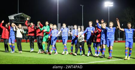 Utrecht, pays-Bas. 15 mars 2024. UTRECHT, 15-03-2024, Zoudenbalch, Keuken Kampioen Divisie, football néerlandais, saison 2023/2024, pendant le match Jong Utrecht - Emmen, célébrant la victoire après le match 2-3 crédit : Pro Shots/Alamy Live News Banque D'Images