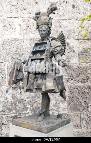 Statue traditionnelle d'un vendeur d'essences de rue historique exposée dans une ville antique. Grasse, Provence. France Banque D'Images