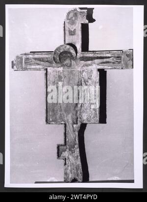 Ombrie Pérouse Trevi Palazzo communale, Pinacothèque 1. Hutzel, Max 1960-1990 vues de la façade du XVe siècle du Palazzo Communale et de la Piazza Mazzini. Vues de la belle collection de peinture ombrienne, sculpture, travail du métal et Deruta Maiolica dans la Pinacothèque. Il convient de noter un groupe sculptural qui est un excellent exemple du grand sculpteur du XIXe siècle Cesare Aureli. Les photos montrent également la collection encycolpédique de peintures ombriennes (XIVe-XVIe siècles) mises en valeur par des œuvres de Giovanni Spagna, Giusto di Grand et Pinturricchio. Notes de l'objet : Hutzel a tourné cette campagne en 198 Banque D'Images