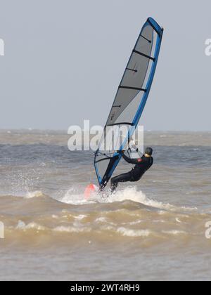 Planche à voile sur la côte nord du Kent Banque D'Images