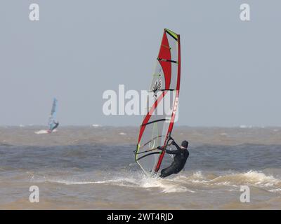 Planches à voile sur la côte nord du Kent Banque D'Images