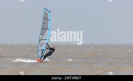 Planche à voile sur la côte nord du Kent Banque D'Images