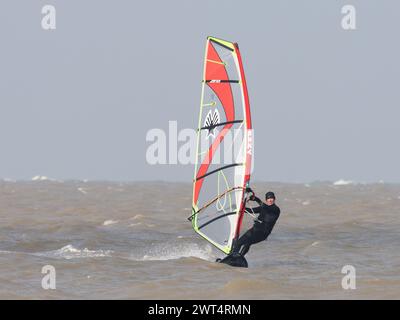 Planche à voile sur la côte nord du Kent Banque D'Images