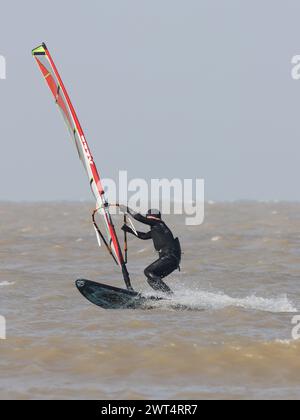 Planche à voile sur la côte nord du Kent Banque D'Images