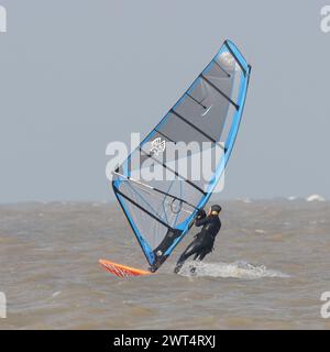 Planche à voile sur la côte nord du Kent Banque D'Images