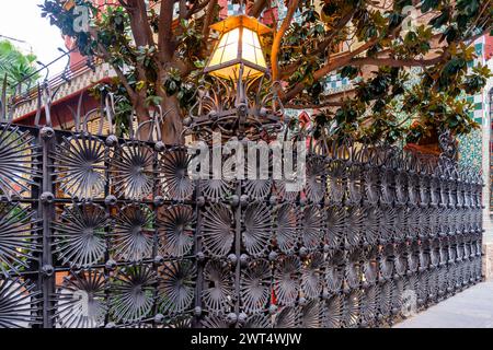 Porte devant Casa Vicens, bâtiment d'architecture moderniste, ferronnerie d'Antoni Gaudí, quartier de Gràcia, Barcelone, Espagne Banque D'Images