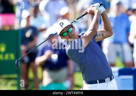 Ponte Vedra Beach, Floride, États-Unis. 15 mars 2024. RICKIE FOWLER (États-Unis) fait un tee du 18e trou lors de la deuxième manche du Championnat des JOUEURS 2024 à TPC Sawgrass. (Crédit image : © Debby Wong/ZUMA Press Wire) USAGE ÉDITORIAL SEULEMENT! Non destiné à UN USAGE commercial ! Banque D'Images