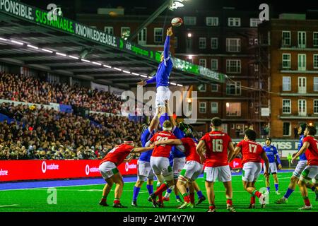 Cardiff, Royaume-Uni. 15 mars 2024. Mattia Midena d'Italie U20 manque un ballon de ligne lors du match du championnat U20 six Nations 2024, pays de Galles U20 vs Italie U20 au Cardiff Arms Park à Cardiff le vendredi 15 mars 2024. photo par Dan Minto/Andrew Orchard photographie sportive/ Alamy Live News crédit : Andrew Orchard photographie sportive/Alamy Live News Banque D'Images