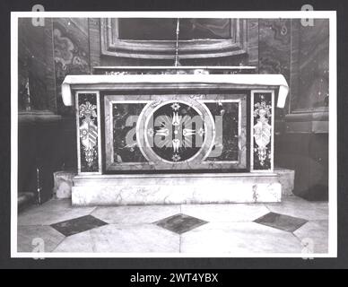 Lazio Rieti Magliano Sabina Cathédrale 5. Hutzel, Max 1960-1990 vues extérieures de la façade (XVIIIe siècle) et des portails (XVe siècle). Vues de l'intérieur restauré : fresques en abside du couronnement de la Vierge, Annonciation et la naissance et la mort du fils d'Uliano, noble de Magliano ; fresques décoratives au plafond ; retables et autels en marbre. Trésor : chasuble de brocart d'argent et d'or décoré de saints (XVIIIe siècle), portraits d'évêques (XVe-XVIIe siècle). Photographe et érudit d'origine allemande Max Hutzel (1911-1988) photographié en Italie du début des années 1960 jusqu'à sa mort. La Re Banque D'Images