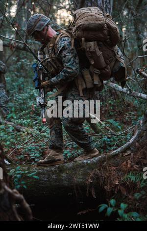 Le Cpl Scott Tyler, chef d'équipe du 1er Bataillon du 25e Régiment de Marines de la 4e Division des Marines (MARDIV) de la réserve des Marines, traverse une petite étendue d'eau lors de la compétition de la 4e Escadre de fusiliers MARDIV sur la base du corps des Marines (MCB) Camp Lejeune, Caroline du Nord, le 8 mars 2024. L'événement de trois jours a testé les Marines à travers une variété de compétences d'infanterie pour déterminer l'escouade de fusiliers la plus efficace au combat au sein de la 4e MARDIV. Les installations d’entraînement du MCB Camp Lejeune permettent aux combattants d’être prêts aujourd’hui et de se préparer au combat de demain. (Photo du corps des Marines des États-Unis par le caporal Jorge Borjas) Banque D'Images