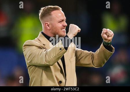 Londres, Royaume-Uni. 15 mars 2024. Jonas Eidevall, entraîneur d'Arsenal, fait un geste aux fans avant le coup d'envoi retardé du match de Super League féminine de Chelsea FC contre Arsenal Women FC à Stamford Bridge, Londres, Angleterre, Royaume-Uni le 15 mars 2024 Credit : Every second Media/Alamy Live News Banque D'Images