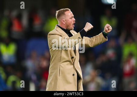 Londres, Royaume-Uni. 15 mars 2024. Jonas Eidevall, entraîneur d'Arsenal, fait un geste aux fans avant le coup d'envoi retardé du match de Super League féminine de Chelsea FC contre Arsenal Women FC à Stamford Bridge, Londres, Angleterre, Royaume-Uni le 15 mars 2024 Credit : Every second Media/Alamy Live News Banque D'Images