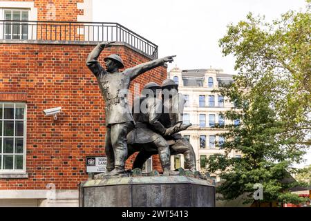 Le Mémorial national des pompiers représentant des pompiers en action au plus fort du Blitz, Jubilee Walkwaway près de la cathédrale St Paul, Londres, Royaume-Uni Banque D'Images