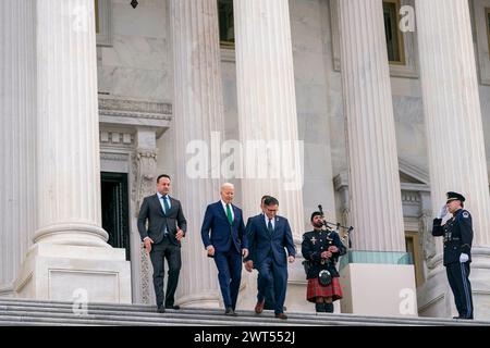 Washington, Vereinigte Staaten. 15 mars 2024. De gauche à droite : Irelands le Taoiseach Leo Varadkar, le président des États-Unis Joe Biden et le président de la Chambre des représentants des États-Unis Mike Johnson (républicain de Louisiane) quittent le Capitole des États-Unis après le déjeuner des amis de l'Irlande à Washington, DC, vendredi 15 mars 2024. Crédit : Nathan Howard/Pool via CNP/dpa/Alamy Live News Banque D'Images