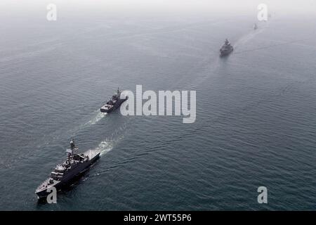 Indéfini, Iran. 14 mars 2024. Navires de guerre lors de la ''ceinture de sécurité maritime 2024'' exercices navals combinés entre l'Iran, la Russie et la Chine dans le golfe d'Oman. L’Iran a intensifié sa coopération militaire avec Pékin et Moscou en réponse aux tensions régionales avec les États-Unis, notamment en fournissant des drones militaires à la Russie avant que la nation européenne n’envahisse l’Ukraine en 2022. (Image de crédit : © Bureau de l'armée iranienne via ZUMA Press Wire) USAGE ÉDITORIAL SEULEMENT! Non destiné à UN USAGE commercial ! Banque D'Images