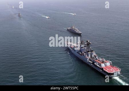 Indéfini, Iran. 14 mars 2024. Navires de guerre lors de la ''ceinture de sécurité maritime 2024'' exercices navals combinés entre l'Iran, la Russie et la Chine dans le golfe d'Oman. L’Iran a intensifié sa coopération militaire avec Pékin et Moscou en réponse aux tensions régionales avec les États-Unis, notamment en fournissant des drones militaires à la Russie avant que la nation européenne n’envahisse l’Ukraine en 2022. (Image de crédit : © Bureau de l'armée iranienne via ZUMA Press Wire) USAGE ÉDITORIAL SEULEMENT! Non destiné à UN USAGE commercial ! Banque D'Images