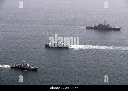 Indéfini, Iran. 14 mars 2024. Navires de guerre lors de la ''ceinture de sécurité maritime 2024'' exercices navals combinés entre l'Iran, la Russie et la Chine dans le golfe d'Oman. L’Iran a intensifié sa coopération militaire avec Pékin et Moscou en réponse aux tensions régionales avec les États-Unis, notamment en fournissant des drones militaires à la Russie avant que la nation européenne n’envahisse l’Ukraine en 2022. (Image de crédit : © Bureau de l'armée iranienne via ZUMA Press Wire) USAGE ÉDITORIAL SEULEMENT! Non destiné à UN USAGE commercial ! Banque D'Images