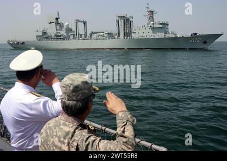 Indéfini, Iran. 14 mars 2024. Navires de guerre lors de la ''ceinture de sécurité maritime 2024'' exercices navals combinés entre l'Iran, la Russie et la Chine dans le golfe d'Oman. L’Iran a intensifié sa coopération militaire avec Pékin et Moscou en réponse aux tensions régionales avec les États-Unis, notamment en fournissant des drones militaires à la Russie avant que la nation européenne n’envahisse l’Ukraine en 2022. (Image de crédit : © Bureau de l'armée iranienne via ZUMA Press Wire) USAGE ÉDITORIAL SEULEMENT! Non destiné à UN USAGE commercial ! Banque D'Images