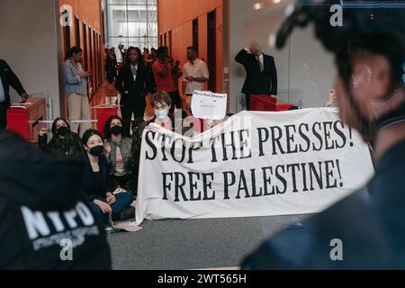 Les participants au sit-in attendent des arrestations imminentes pendant la manifestation. Plus de 100 manifestants pro-palestiniens ont été arrêtés après avoir pris d'assaut le siège du New York Times et tenté d'empêcher les employés d'accéder à leurs bureaux. Les manifestants, organisés par le mouvement de la jeunesse palestinienne, accusent le journal de faire pencher l'opinion publique en faveur du soutien militaire et financier continu du gouvernement américain à Israël. Banque D'Images