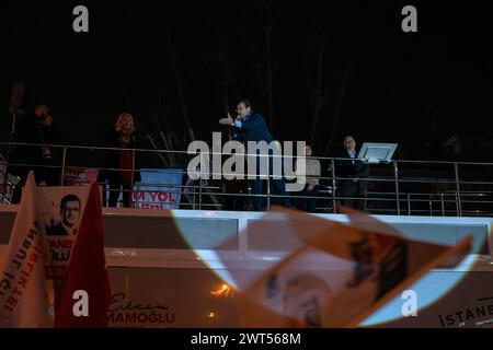 Kadikoy, Istanbul, Turquie. 15 mars 2024. Le maire de la municipalité métropolitaine d'Istanbul et candidat Ekrem Imamoglu prend la parole lors d'une réunion publique à Kadikoy, Istanbul. Il y aura des élections locales turques onÂ MarchÂ 31,Â 2024. (Crédit image : © Tolga Uluturk/ZUMA Press Wire) USAGE ÉDITORIAL SEULEMENT! Non destiné à UN USAGE commercial ! Crédit : ZUMA Press, Inc/Alamy Live News Banque D'Images