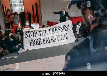 New York, États-Unis. 14 mars 2024. Les participants au sit-in attendent des arrestations imminentes pendant la manifestation. Plus de 100 manifestants pro-palestiniens ont été arrêtés après avoir pris d'assaut le siège du New York Times et tenté d'empêcher les employés d'accéder à leurs bureaux. Les manifestants, organisés par le mouvement de la jeunesse palestinienne, accusent le journal de faire pencher l'opinion publique en faveur du soutien militaire et financier continu du gouvernement américain à Israël. (Photo de Olga Fedorova/SOPA images/SIPA USA) crédit : SIPA USA/Alamy Live News Banque D'Images