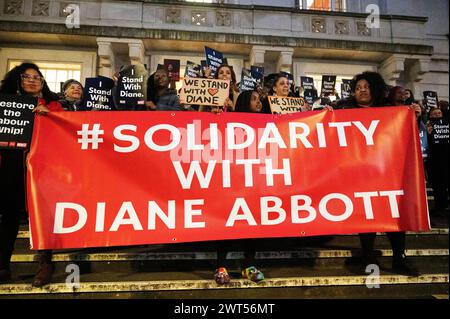 Une foule nombreuse de partisans de Diane Abbott députée de Hackney North assiste à un rassemblement devant l’hôtel de ville de Hackney le 15 mars, quelques jours après le Conservat Banque D'Images