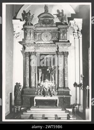 Lazio Rieti Rieti S. Agostino4. Hutzel, Max 1960-1990 médiéval : architecture, sculpture, peinture. L'église date du XIIIe siècle, et possède encore deux portails gothiques. Le portail principal, du XIVe siècle, contient un tympan semi-circulaire dans lequel se trouve une fresque de la Vierge à l'enfant avec S. Augustin et S. Nicolas de Bari, une œuvre de l'école siennoise de 1354. Au-dessus de la lunette dans le pignon se trouve un relief de l'Agneau de Dieu. L'autre portail médiéval sur l'un des bras du transept est moins élaboré que le portail principal, composé de fenêtres à deux arcades et d'une victoire ronde centrale Banque D'Images