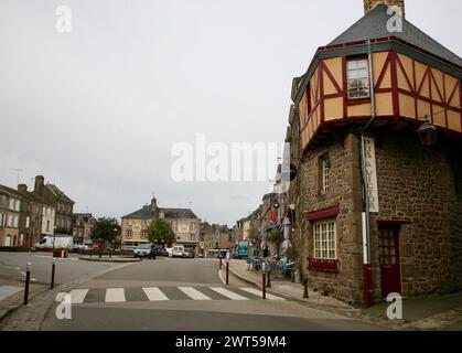 Vue sur la rue principale de Lassay les Châteaux, Normandie, France, Europe Banque D'Images