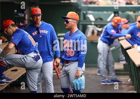 New York mets Jett Williams #90 est dans la dugout avant le match de baseball contre les Marlins de Miami au Roger Dean Chevrolet Stadium à Jupiter, Floride, le samedi 2 mars 2024. (Photo : Gordon Donovan) Banque D'Images