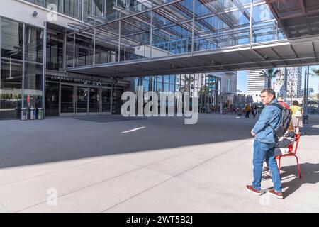 Los Angeles, CA, États-Unis – 15 mars 2024 : les visiteurs attendent devant l’entrée de l’Academy Museum of Motion Pictures à Los Angeles, CA. Banque D'Images