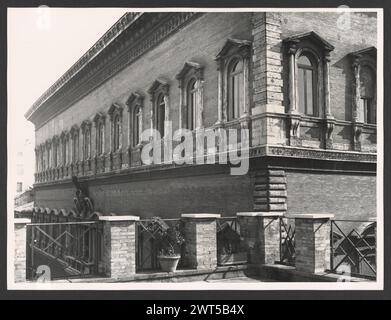 Lazio Roma Rome Palazzo Farnese. Hutzel, Max 1960-1990 vues extérieures de la façade et du flanc du XVIe siècle (1514) palazzo par Antonio da Sangallo le jeune, poursuivi par Michel-Ange, complété par della Porta. Vues détaillées des fenêtres et du portail. Notes générales : certaines vues sont tirées de la séquence via di Monserrato et ont reçu de nouveaux numéros. Photographe et érudit d'origine allemande Max Hutzel (1911-1988) photographié en Italie du début des années 1960 jusqu'à sa mort. Le résultat de ce projet, désigné par Hutzel comme Foto Arte Minore, est une documentation approfondie du développement historique de l'art. Banque D'Images