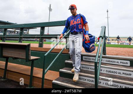 New York mets Drake Osbourne #83 entre dans la dugout des mets avant le match de baseball contre les Marlins de Miami au Roger Dean Chevrolet Stadium à Jupiter, Floride, le samedi 2 mars 2024. (Photo : Gordon Donovan) Banque D'Images