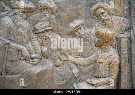 La découverte de Jésus dans le Temple – Cinquième mystère joyeux du Rosaire. Sculpture en relief sur le mont Podbrdo (la colline des apparitions) à Medjugorje. Banque D'Images