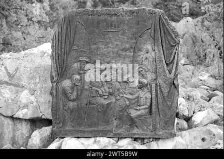 La découverte de Jésus dans le Temple – Cinquième mystère joyeux du Rosaire. Sculpture en relief sur le mont Podbrdo (la colline des apparitions) à Medjugorje. Banque D'Images