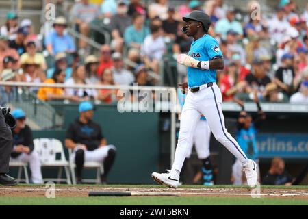 Miami Marlins Jazz Chisholm Jr. #2 scores lors de la première manche d’un match de baseball d’entraînement de printemps contre les mets de New York au Roger Dean Chevrolet Stadium à Jupiter, en Floride, le samedi 2 mars 2024. (Photo : Gordon Donovan) Banque D'Images