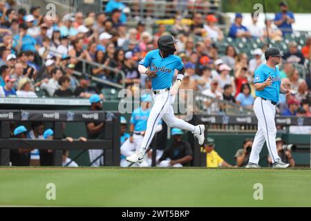 Miami Marlins Jazz Chisholm Jr. #2 scores lors de la première manche d’un match de baseball d’entraînement de printemps contre les mets de New York au Roger Dean Chevrolet Stadium à Jupiter, en Floride, le samedi 2 mars 2024. (Photo : Gordon Donovan) Banque D'Images