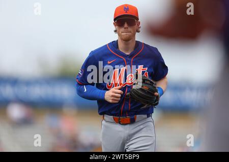 New York mets Brett Baty #22 sort du terrain lors de la deuxième manche d’un match de baseball contre les Marlins de Miami au Roger Dean Chevrolet Stadium à Jupiter, Floride, le samedi 2 mars 2024. (Photo : Gordon Donovan) Banque D'Images